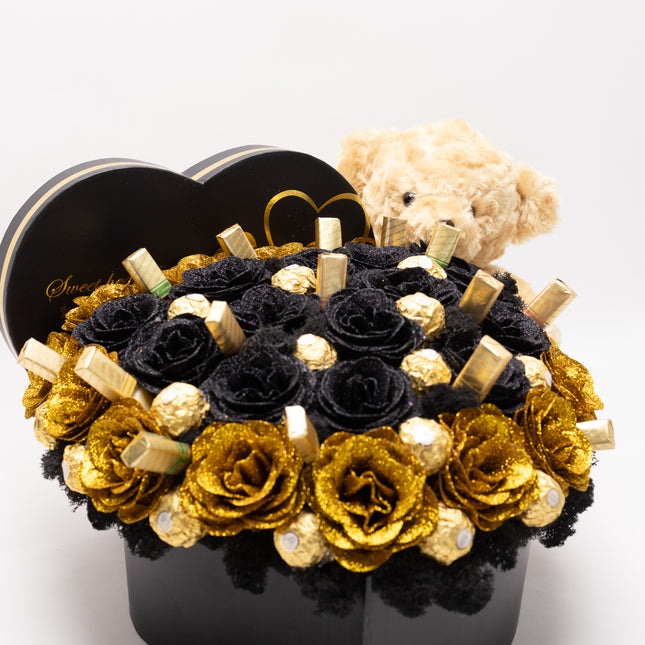 Aranjament Inimă "Black & Gold": 41 Trandafiri Săpun, Ciocolată & Ursuleț