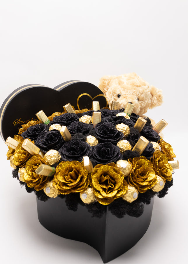 Aranjament Inimă "Black & Gold": 41 Trandafiri, Ciocolată & Ursuleț