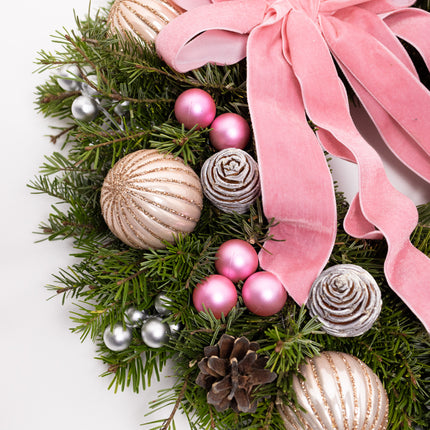 Coroniță Crăciun "Pink Gnomon" din Brad Nobilis