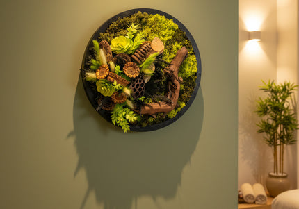 Tablou Biophilic Circular „Emerald Orb” – Panou Decorativ Handmade cu Mușchi, Licheni și Relief de Pădure