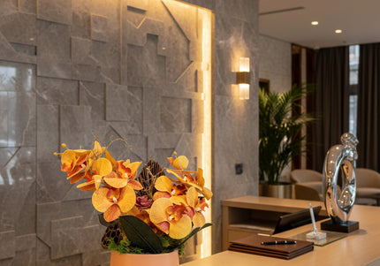 Aranjament Floral „Orchid Sunset” în Vas Ceramic – Compoziție Premium cu Orhidee Portocalii, Licheni și Accente Exotice