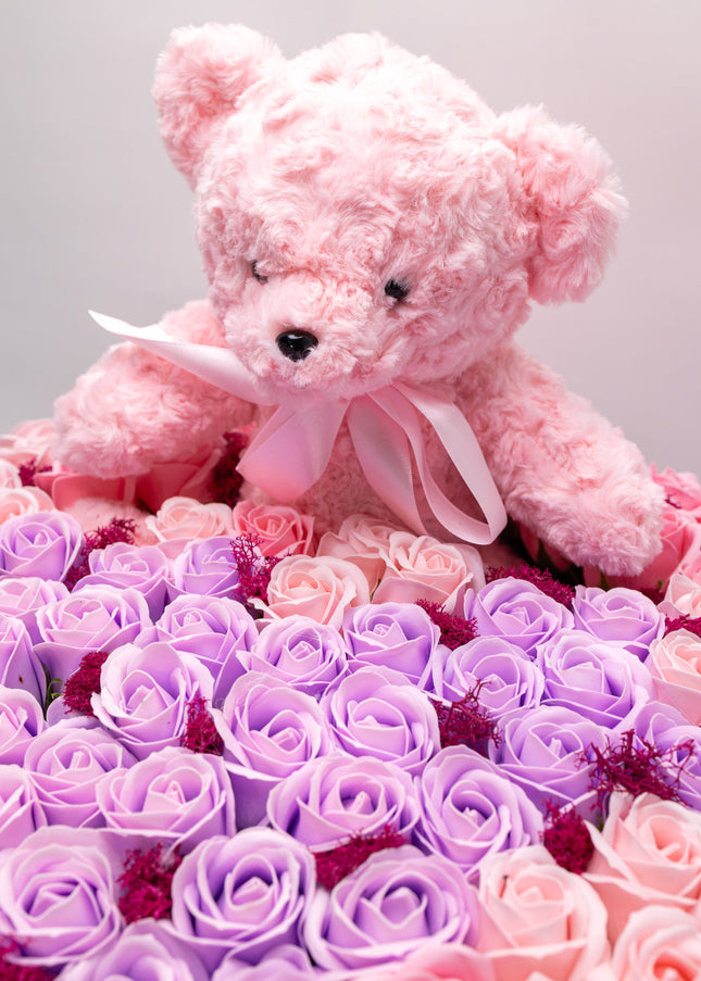 Aranjament Lux Trandafiri Săpun Roz & Lila, Ursulet Gri