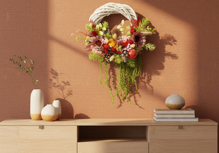 Coroniță Handmade „Autumn Harmony” – Aranjament Floral pe Bază de Răchită Albă cu Flori Roz-Bordo și Elemente de Recoltă