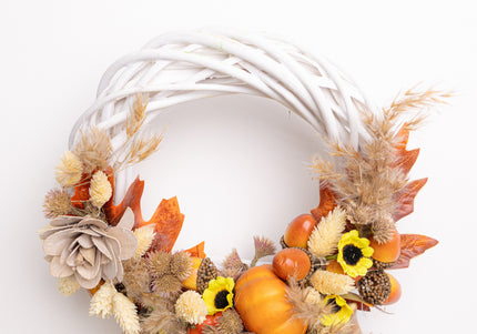 Coroniță Handmade „Autumn Whispers” – Aranjament Floral pe Bază de Răchită Albă cu Dovleci, Floarea-Soarelui Mică și Spice