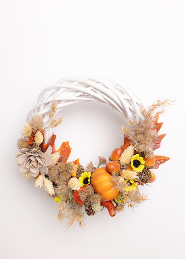 Coroniță Handmade „Autumn Whispers” – Aranjament Floral pe Bază de Răchită Albă cu Dovleci, Floarea-Soarelui Mică și Spice