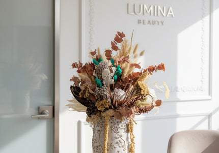 Aranjament Floral „Boho Azure” în Vază Ceramică Texturată – Compoziție Handmade cu Protea, Eucalipt Arămiu și Accente Turcoaz