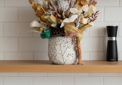 Aranjament Floral „Ivory & Earth” în Vas Ceramic Texturat – Compoziție Handmade cu Protea Albă, Lotus și Elemente Botanice Conservate