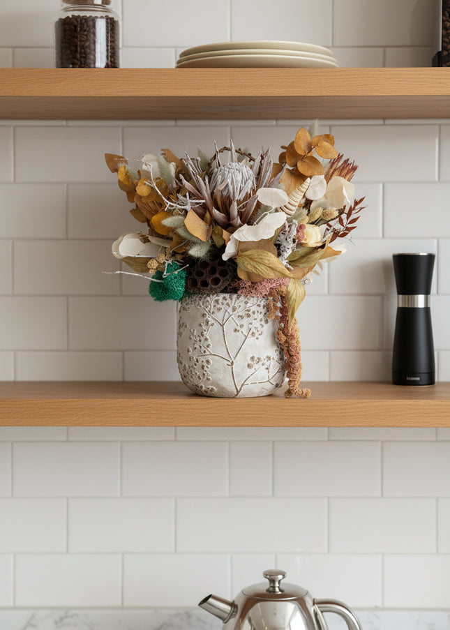 Aranjament Floral „Ivory & Earth” în Vas Ceramic Texturat – Compoziție Handmade cu Protea Albă, Lotus și Elemente Botanice Conservate