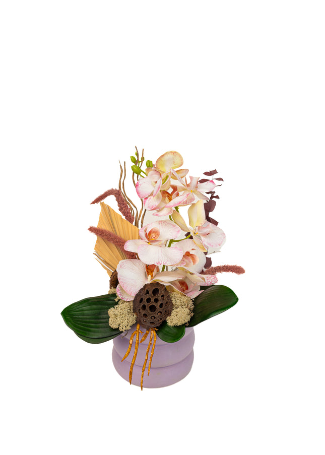 Aranjament Floral „Pink Velvet Orchid” în Vas Lila – Compoziție Premium cu Orhidee Pastel, Palmier și Accente de Bumbac