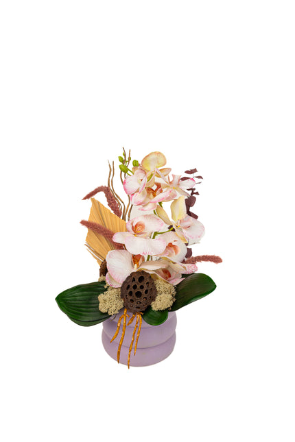 Aranjament Floral „Pink Velvet Orchid” în Vas Lila – Compoziție Premium cu Orhidee Pastel, Palmier și Accente de Bumbac