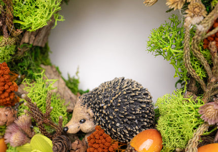 Coroniță Handmade „Forest Friends” – Aranjament din Licheni Stabilizați cu Arici Decorativ și Flori din Lemn