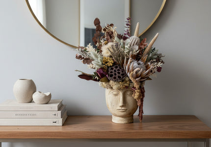 Aranjament Floral „Ancient Muse” în Bust Ceramic – Compoziție Luxury cu Protea King, Banksia și Texturi Botanice Antichizate