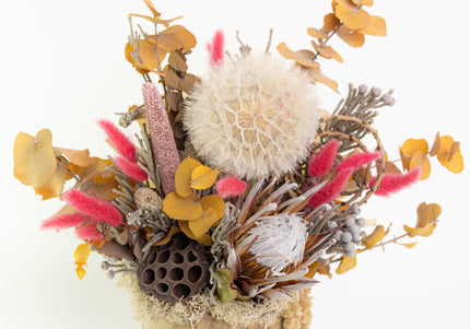 Aranjament Floral „Muse of Autumn” în Vas Sculptural – Creație Handmade cu Protea, Eucalipt Galben și Accente Roz Fucsia