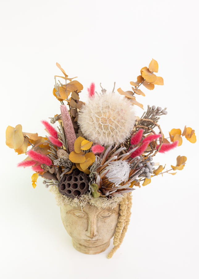 Aranjament Floral „Muse of Autumn” în Vas Sculptural – Creație Handmade cu Protea, Eucalipt Galben și Accente Roz Fucsia