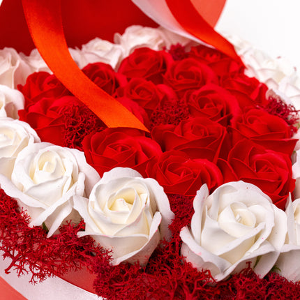 Aranjament Inimă Lux Trandafiri Săpun Roșu-Alb & Fundă