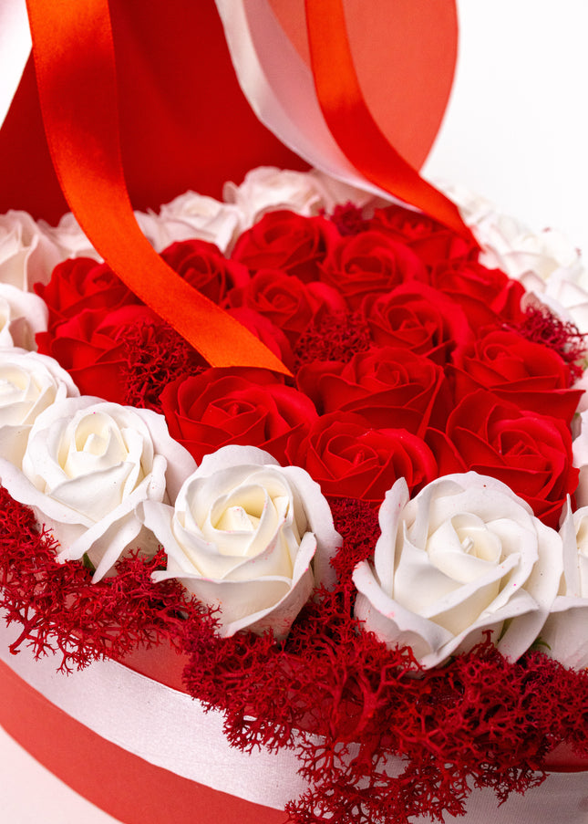 Aranjament Inimă Lux Trandafiri Săpun Roșu-Alb & Fundă