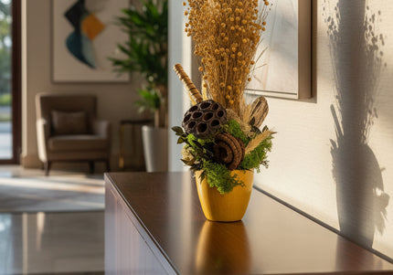Aranjament Floral „Harvest Whisper” în Vas Galben – Compoziție Verticală cu Plante Uscate de Câmp, Lotus și Licheni