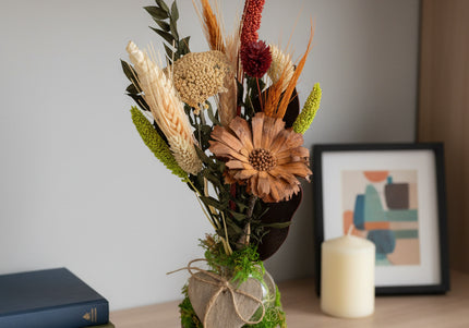 Mini-Aranjament Floral „Rustic Harvest” în Suport de Scoarță – Decor cu Flori Uscate, Grâu și Accente Bordo
