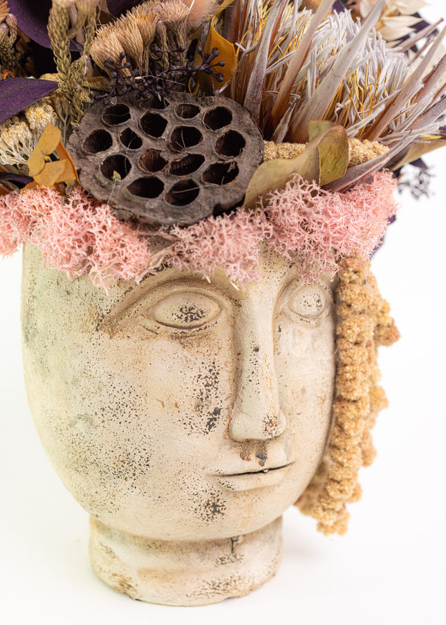 Aranjament Floral „Statue of Muse” în Vas Sculptural – Decor Artizanal cu Protea Albă, Flori Uscate și Accente Boho-Chic