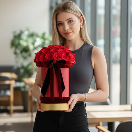 Aranjament cutie vișinie cu trandafiri roșii „Pasiune”