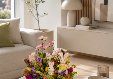 Aranjament floral de Paște „Spring Bunnies” – cu iepurași decorativi