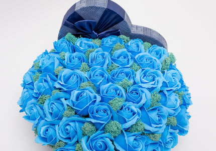 Aranjament "Blue Sapphire" în Cutie Inimă bleumarin