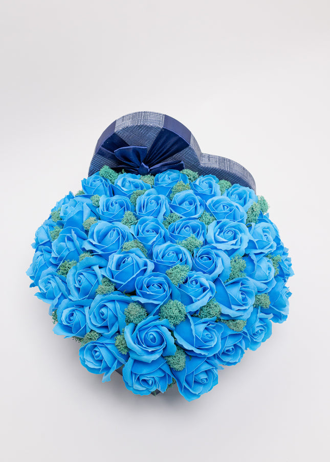 Aranjament "Blue Sapphire" în Cutie Inimă bleumarin