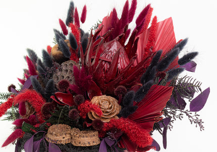 Aranjament Floral „Scarlet Royalty” în Vas Bordo – Compoziție Luxury cu Protea King, Evantai Palmier și Accente Negru Abis