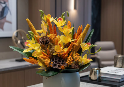Aranjament floral „Sunset Glow” în vas ceramic – orhidee galbene și accente calde