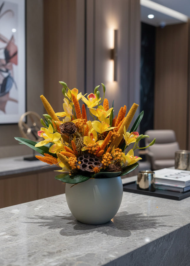 Aranjament floral „Sunset Glow” în vas ceramic – orhidee galbene și accente calde