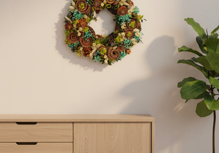 Coroniță Botanică „Emerald Forest Spiral” – Aranjament Handmade cu Flori de Lemn, Mușchi Stabilizat și Accente de Turcoaz