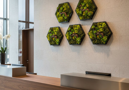 Decor Mural Modular „Emerald Hive” – Un Panou Hexagonal Handmade cu Mușchi, Licheni și Relief Botanic