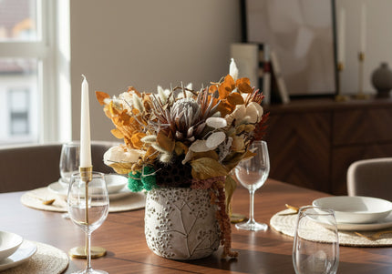 Aranjament Floral „Ivory & Earth” în Vas Ceramic Texturat – Compoziție Handmade cu Protea Albă, Lotus și Elemente Botanice Conservate