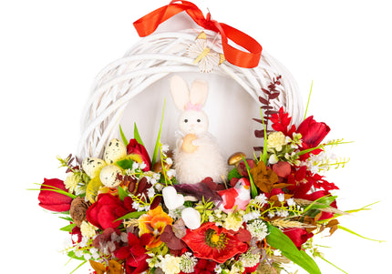Coroniță florală de Paște „Easter Nest” – decor festiv cu iepuraș, flori și accente naturale