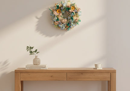 Coroniță Florală „Azure Serenity” – Aranjament Handmade cu Hortensii Bleu, Flori de Lemn și Accente de Lagurus