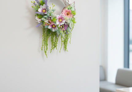 Coroniță Handmade „Secret Garden” – Aranjament Floral Curgător pe Bază de Răchită Albă cu Lavandă și Plante Verzi