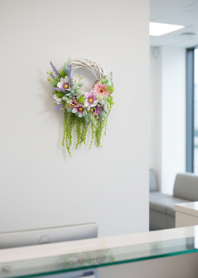 Coroniță Handmade „Secret Garden” – Aranjament Floral Curgător pe Bază de Răchită Albă cu Lavandă și Plante Verzi