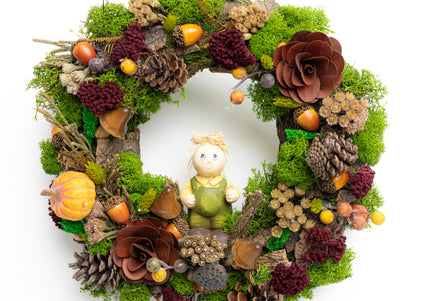 Coroniță Decorativă „Spiritul Pădurii” – Aranjament Handmade cu Mușchi Stabilizat, Conuri și Figurină
