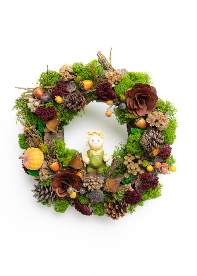 Coroniță Decorativă „Spiritul Pădurii” – Aranjament Handmade cu Mușchi Stabilizat, Conuri și Figurină