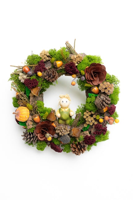 Coroniță Decorativă „Spiritul Pădurii” – Aranjament Handmade cu Mușchi Stabilizat, Conuri și Figurină