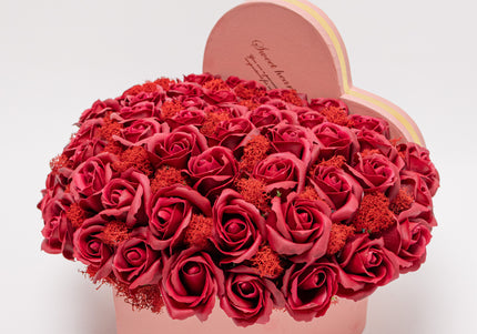 Aranjament "Burgundy Passion" în Cutie Inimă Roz Prăfuit