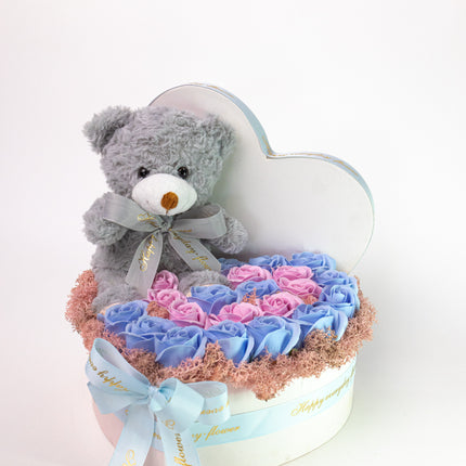 Aranjament Inimă Lux Trandafiri Roz-Albastru & Ursuleț