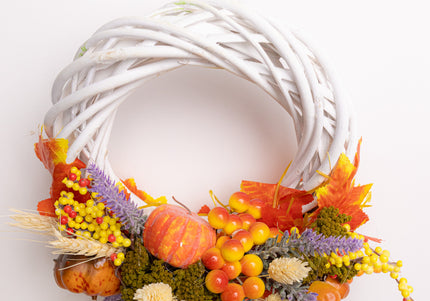 Coroniță Handmade „Golden Harvest” – Aranjament Rustic pe Răchită Albă cu Lavandă, Dovleci și Fructe de Pădure