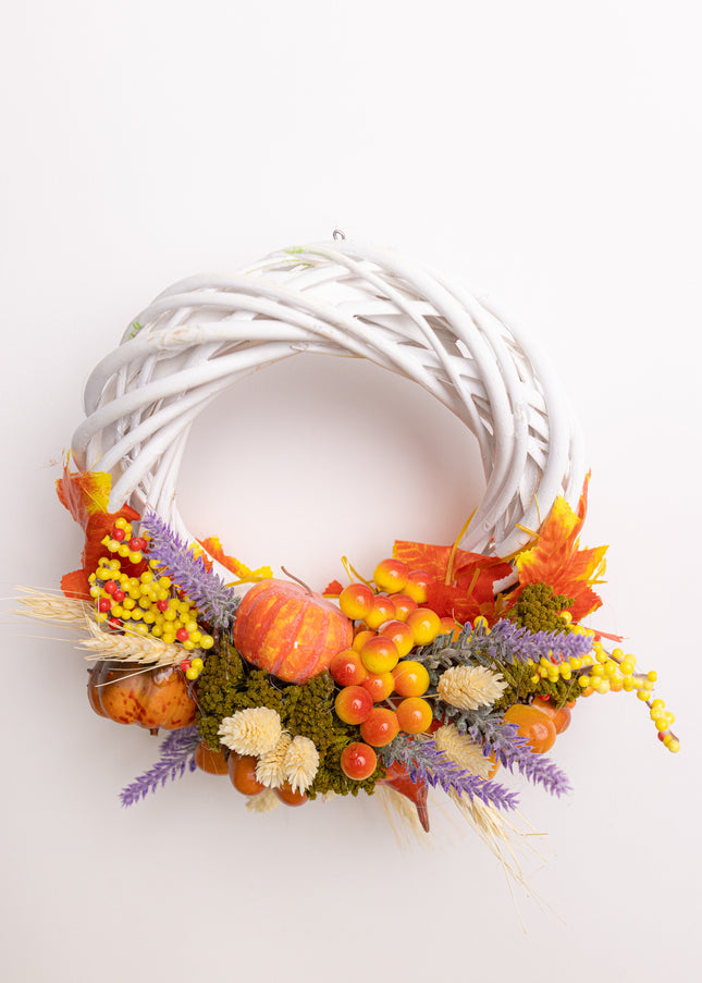 Coroniță Handmade „Golden Harvest” – Aranjament Rustic pe Răchită Albă cu Lavandă, Dovleci și Fructe de Pădure
