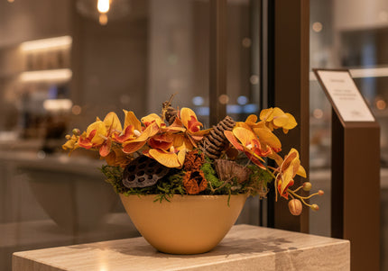 Aranjament Floral „Golden Orchid” în Vas Ceramic – Compoziție cu Orhidee Galbene, Licheni și Elemente Naturale Conservate