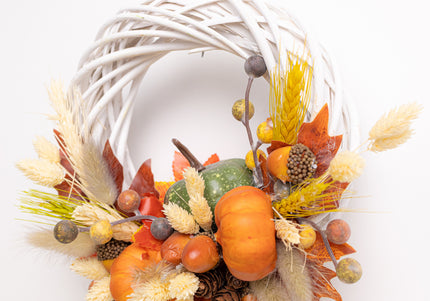 Coroniță Handmade „Autumn Bounty” – Decor de Toamnă cu Mini-Dovleci, Spice și Frunze Ruginii pe Răchită Albă