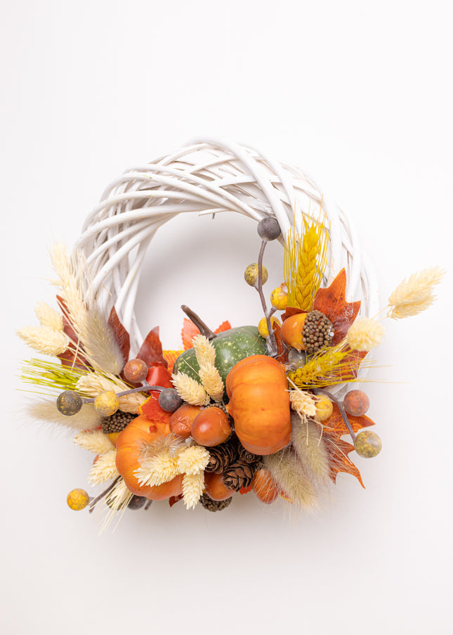 Coroniță Handmade „Autumn Bounty” – Decor de Toamnă cu Mini-Dovleci, Spice și Frunze Ruginii pe Răchită Albă