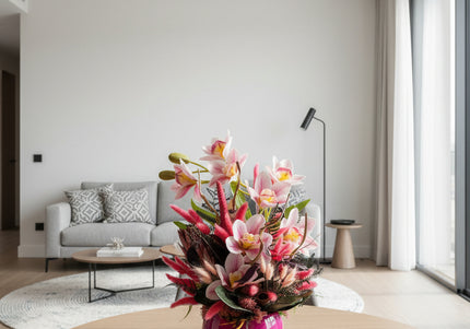 Aranjament floral „Pink Aura” în vas ceramic – orhidee roz și accente decorative