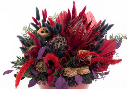 Aranjament Floral „Scarlet Royalty” în Vas Bordo – Compoziție Luxury cu Protea King, Evantai Palmier și Accente Negru Abis