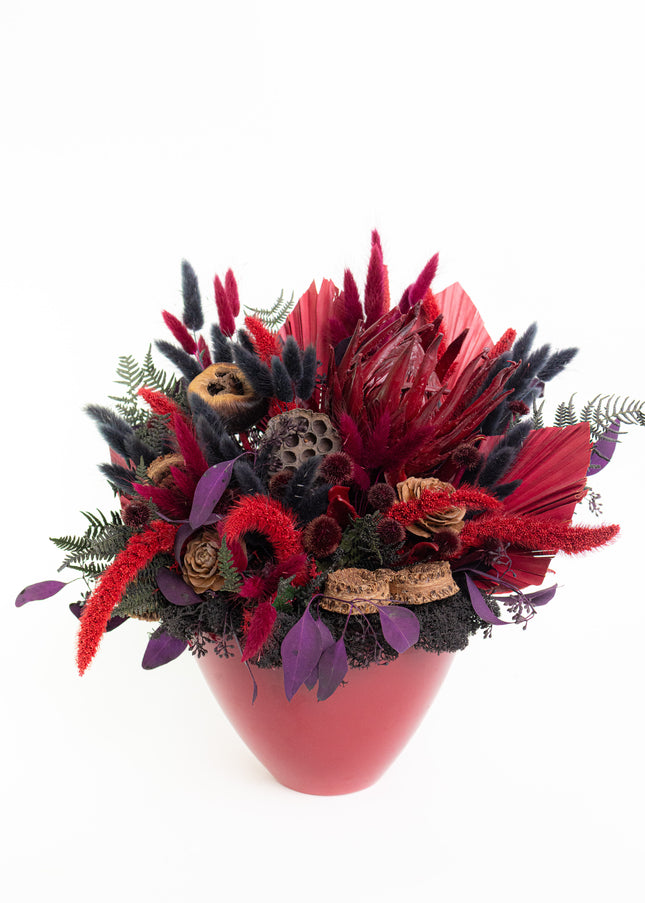 Aranjament Floral „Scarlet Royalty” în Vas Bordo – Compoziție Luxury cu Protea King, Evantai Palmier și Accente Negru Abis